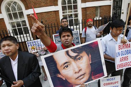 Ped barmskou ambasádou v Londýn lidé protestovali proti vznní Su ij